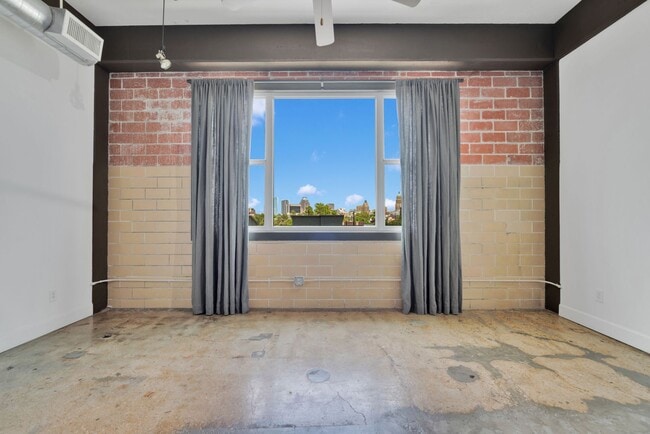Building Photo - Modern Condo in Downtown San Antonio!