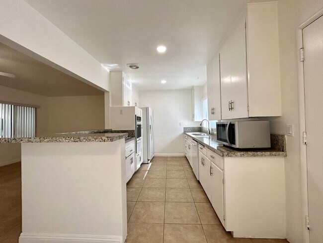 Building Photo - AVAILABLE NOW!! 2 Bedroom 1 Bathroom Apartment in Palm Springs! MOVE IN SPECIAL 50% OFF ONE MONTH...
