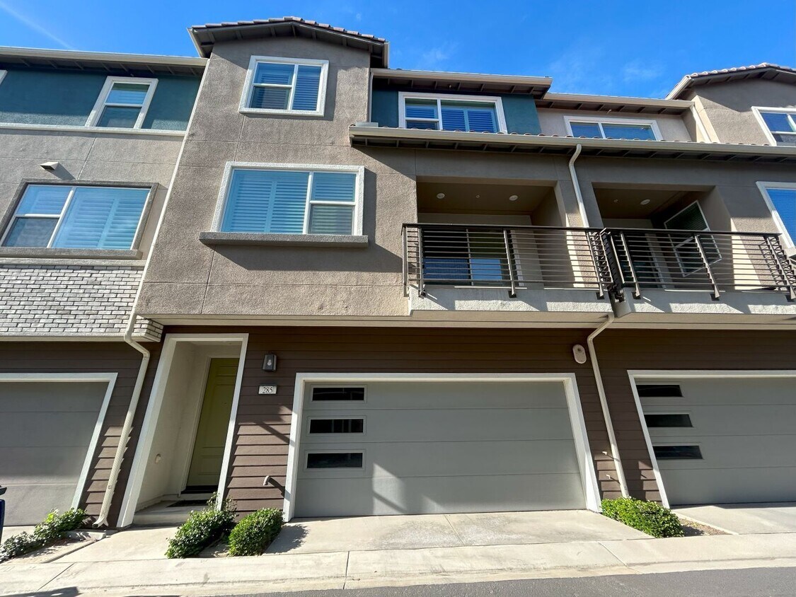 Primary Photo - Stunning two bedroom townhome in desirable...