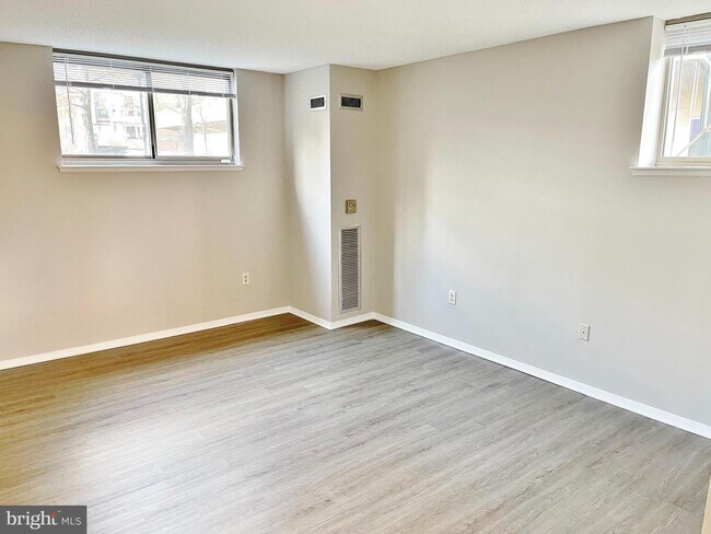 Building Photo - 7111 Woodmont Ave