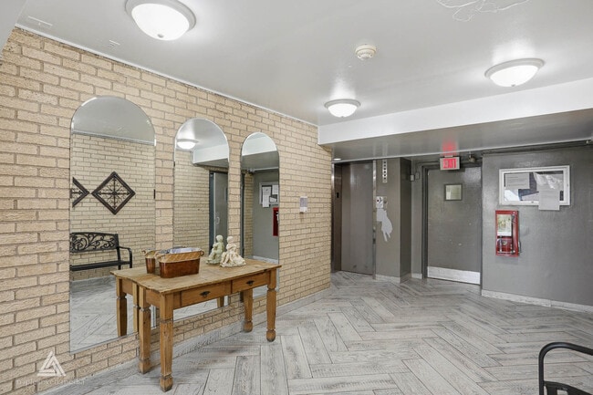 Foto del edificio - 7301 Willow Springs Rd