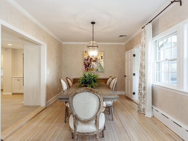 Foto del edificio - 4-Bed Oasis in Old Greenwich - Spacious 1,829 Sq Ft with 2 Full Baths!"