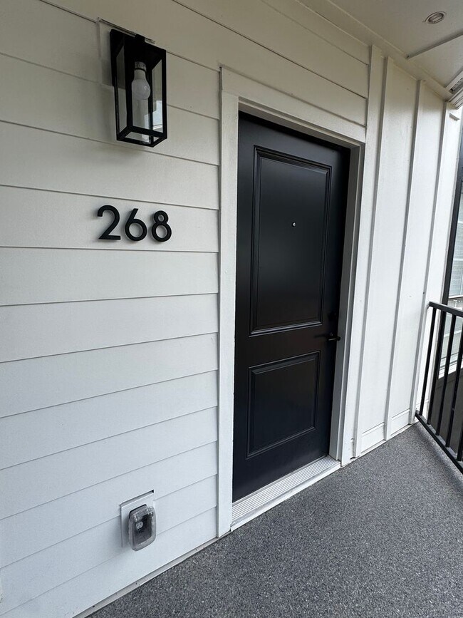 Building Photo - Fully Renovated 3BR/3BA Condo at Harper Fl...