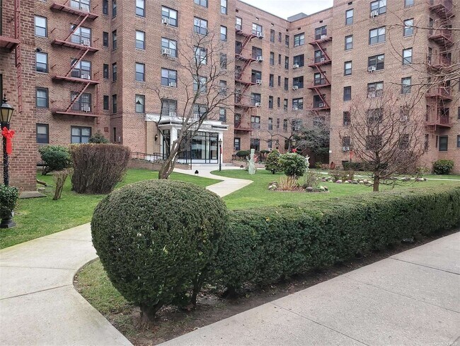 Building Photo - 100-11-100-67 67th Rd