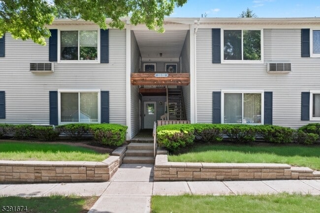 Building Photo - 32 Steeplechase Ct