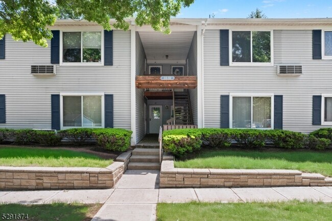 Foto del edificio - 32 Steeplechase Ct