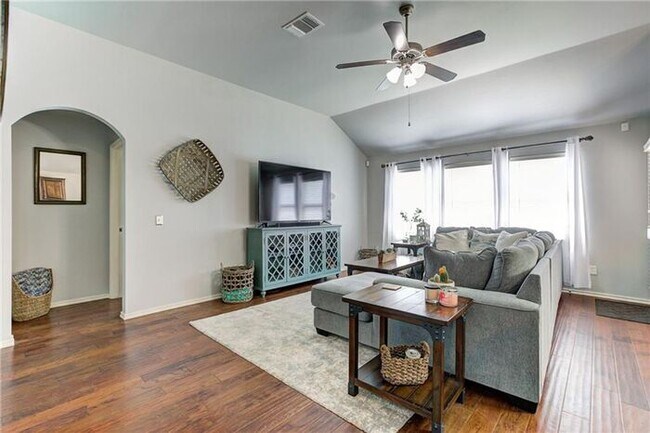 Foto del edificio - 3 Bed 2 Bath 2 Car Garage with Storm Shelt...