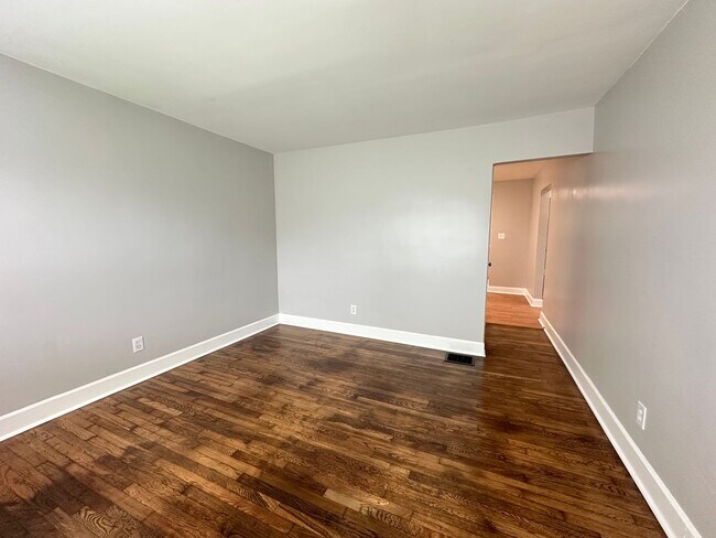 Building Photo - MPG387-389
