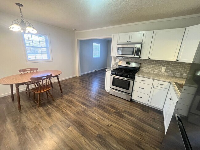 Foto del edificio - 3-Bedroom Home with Spacious Backyard and ...