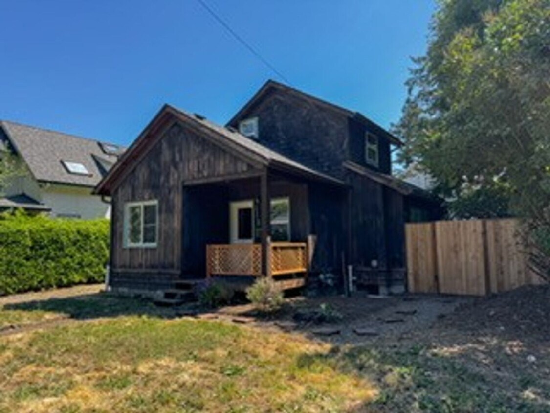 Foto principal - Charming 2-Bedroom Home with Bonus Loft & ...
