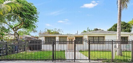 Building Photo - 450 NE 158th St