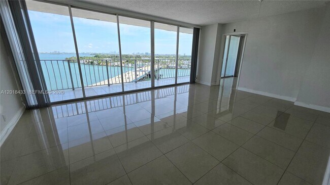Foto del edificio - 7601 E Treasure Dr