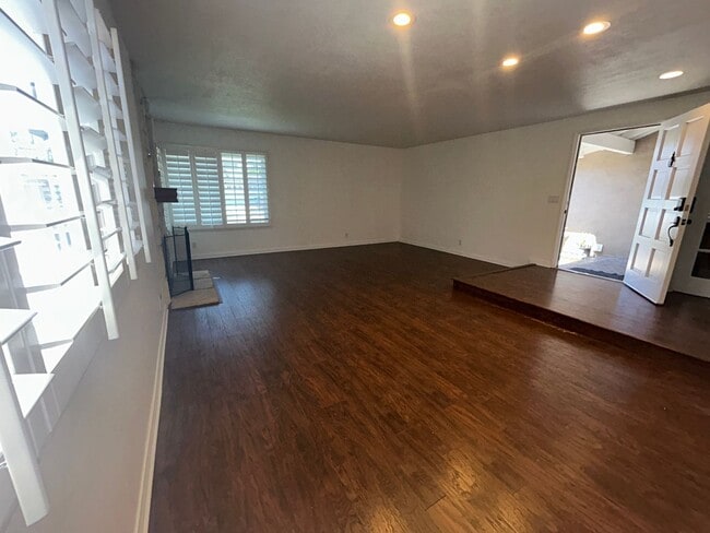 Building Photo - Beautiful, spacious 4-bedroom, 2-bath home for rent in Fountain Valley