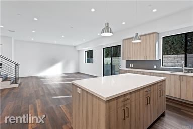 Building Photo - 3 br, 2.5 bath Townhome - 12300 Oxnard St # 4