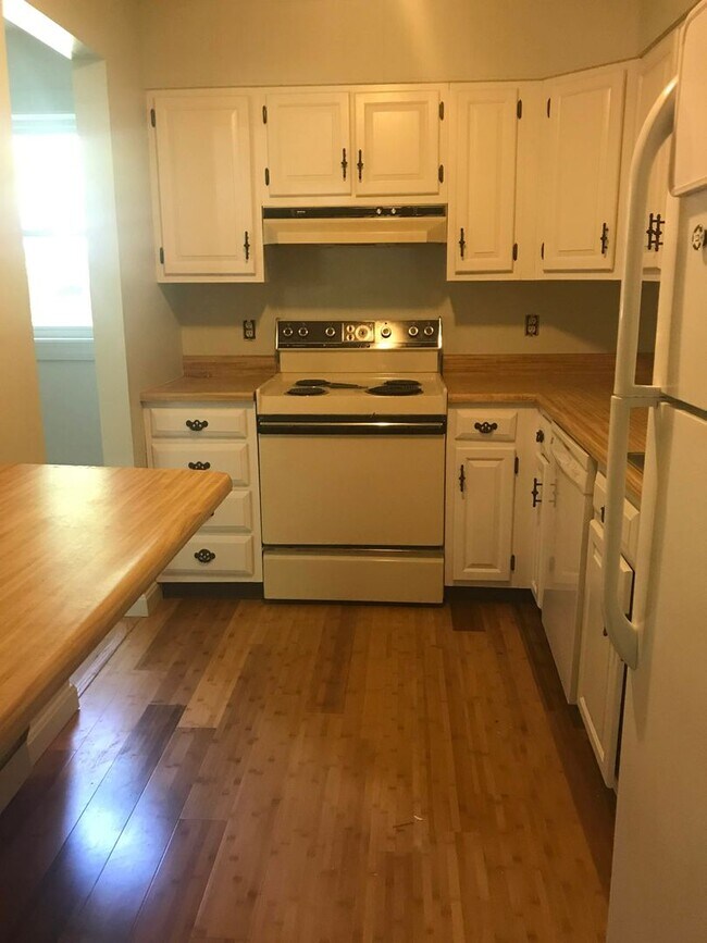 Building Photo - One bedroom condo in Downtown Hanover