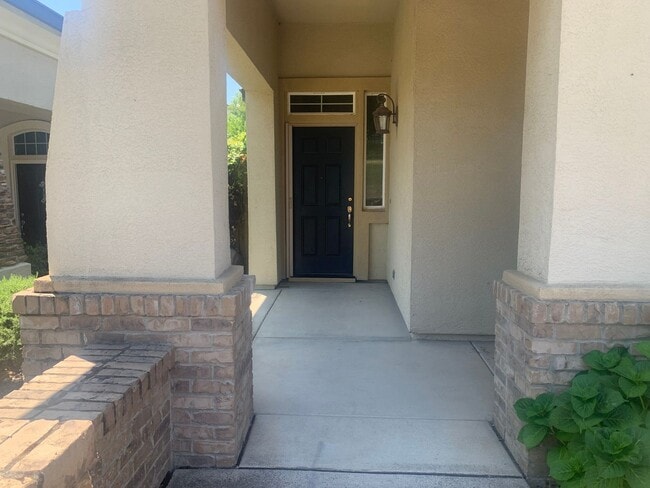 Building Photo - 4 bedroom 2 bath Empire Ranch home