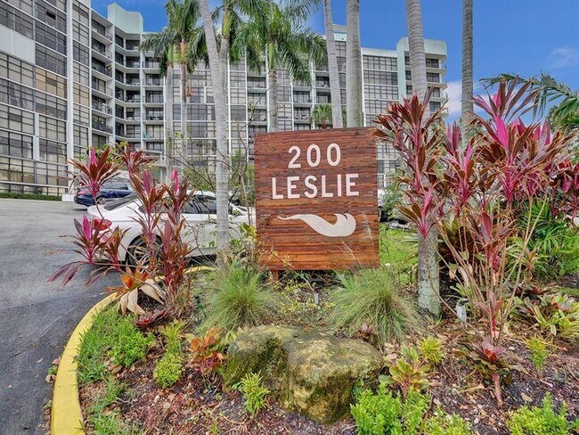 Foto del edificio - 200 Leslie Dr