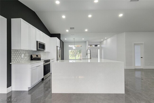 Building Photo - 4000 NE 9th Ave