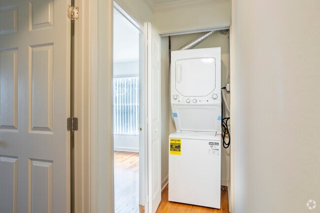 3 habitaciones, 2 baños - 1300 pies cuadrados - Lavandería en la unidad - Promenade Apartments