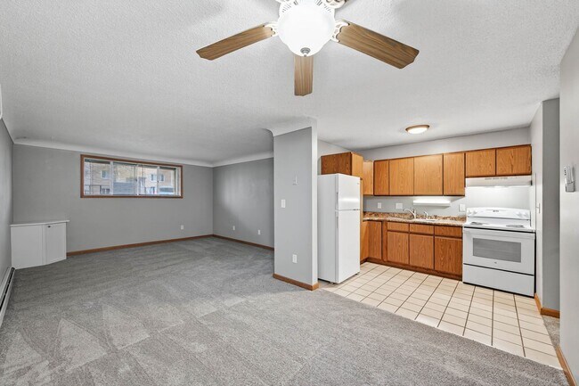 Foto del edificio - Updated Spacious 2BR/1 Bath Apartment Avai...