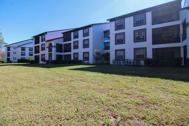 Foto del edificio - **RARELY AVAILIBLE 3 BED/2 BATH CONDO**FAIRWAY PRESERVE **NORTH NAPLES - GATED -***NEW FLOORS THR...