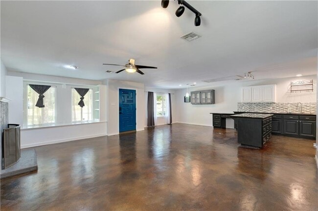 Building Photo - 5610 Oak Blvd