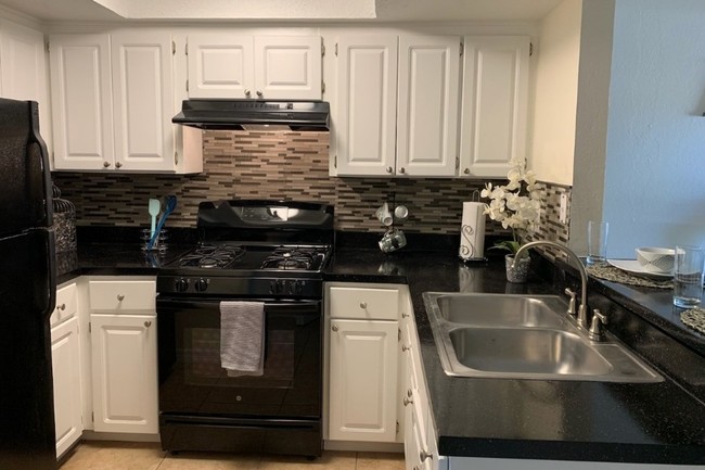 1BR, 1BA - 600 SF - Kitchen - Crescent Lane