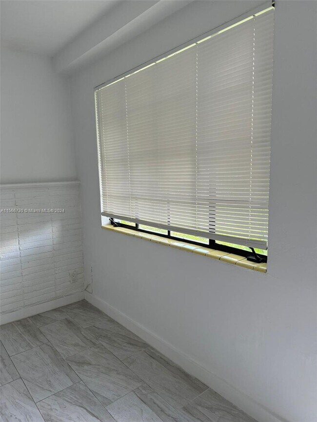 Building Photo - 1324 N 58th Ave