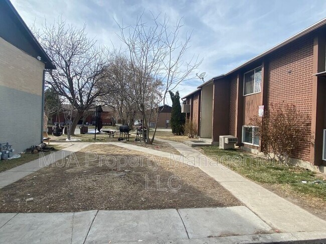 Building Photo - 2517 S Lakecrest Dr