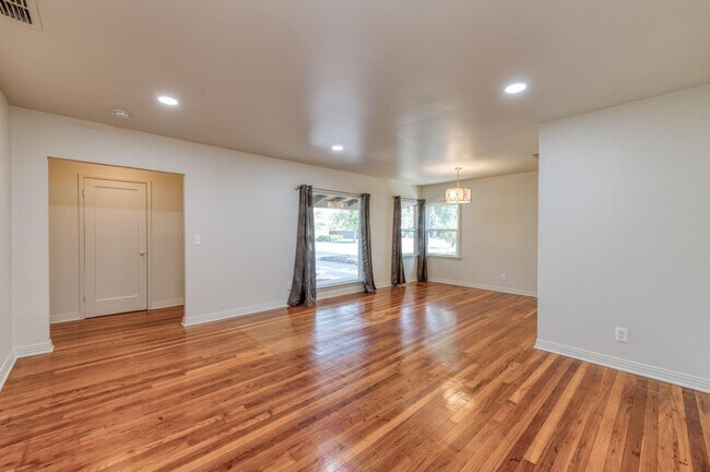Building Photo - 632 E Ramona Way