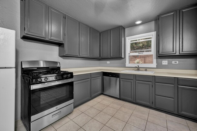 Foto del edificio - 1303 Foothill Blvd