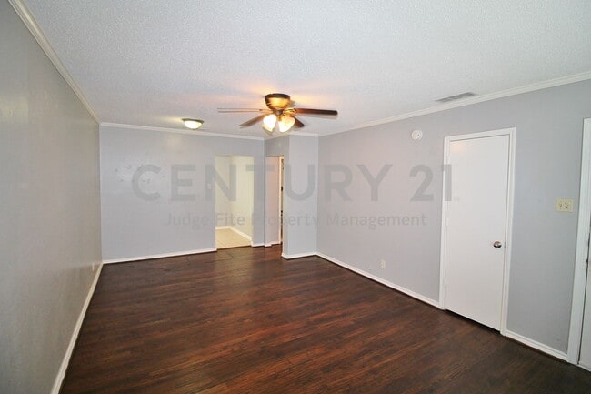 Foto del edificio - Tastefully Updated 2/1/1 Ready for Immediate Occupancy!