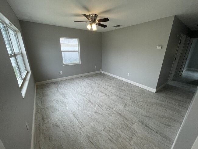 Building Photo - Fully renovated 3B 1B home