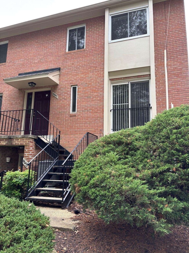 Building Photo - Charming Townhome in Prime Annandale Location