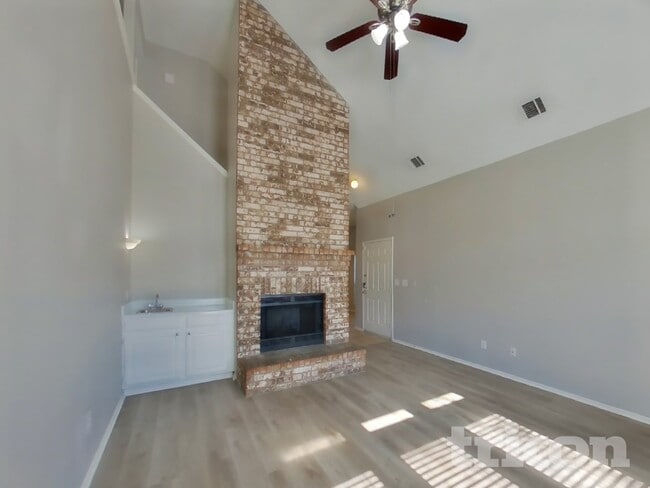 Building Photo - 916 Simon Dr