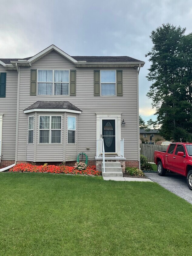 525 Meade Ave, Hanover, PA 17331 Townhome Rentals in Hanover PA