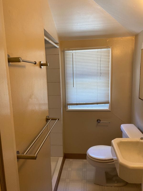 Building Photo - 618 Benton St