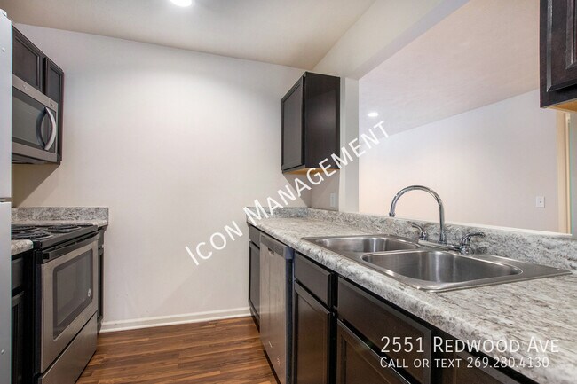 Foto del edificio - 2551 Redwood Ave