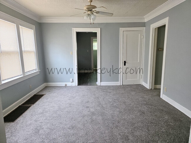 Foto del edificio - 2120 E 68th Terrace