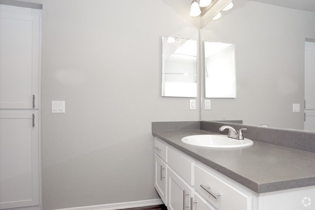 3BR, 2BR - 1300 SF - Harborview