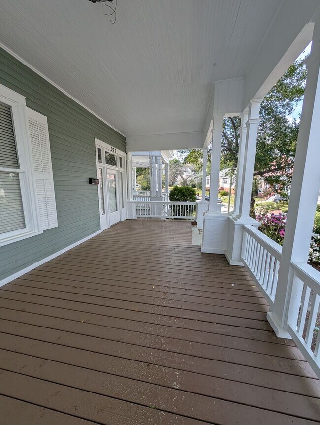 Building Photo - Huge 4 bedroom in prime downtown location!