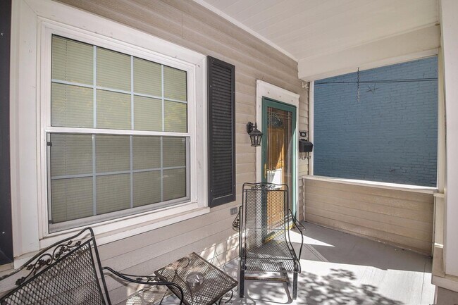 Building Photo - 1024 Paradrome St