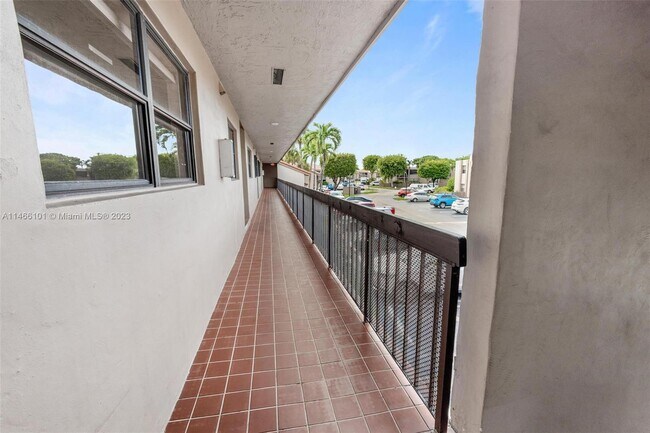 Building Photo - 210 W Park Dr
