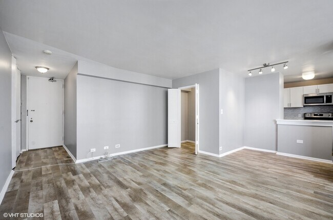 Building Photo - 5701 N Sheridan Rd