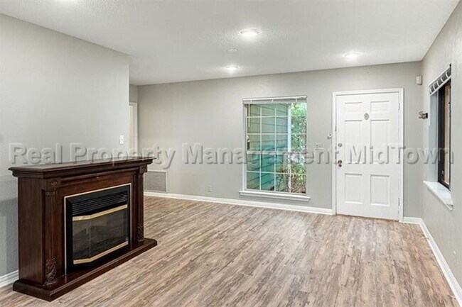 Foto del edificio - Charming home located in Ridglea North