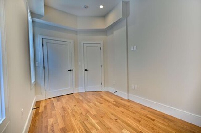 Foto del edificio - New Construction Bay Village 2 Bed on Winchester St for March 1st