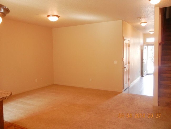 Building Photo - Modern And Convenient Townhouse!