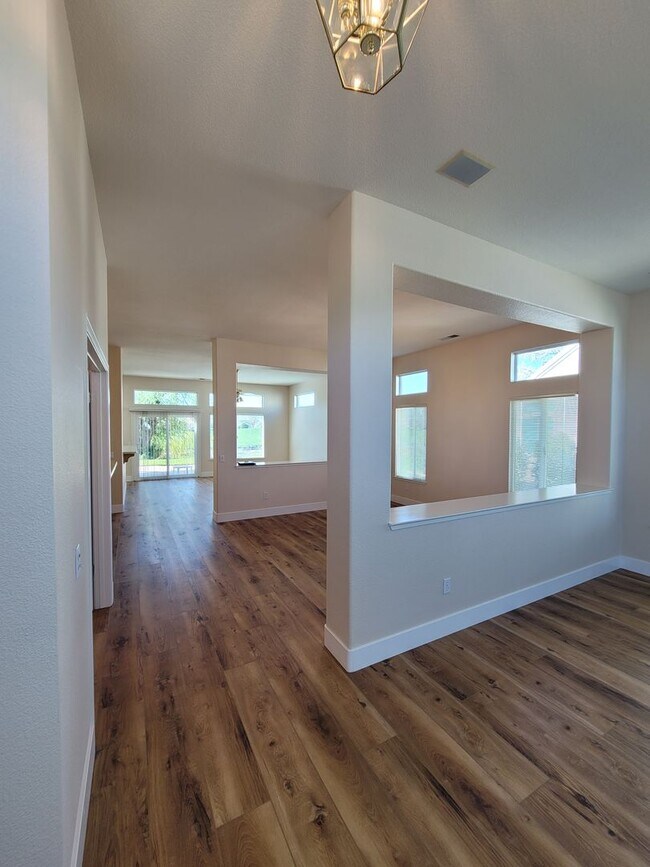 Building Photo - Stunning 2-Bed, 2.5-Bath Entertainer's Gem in Gated Summerset I