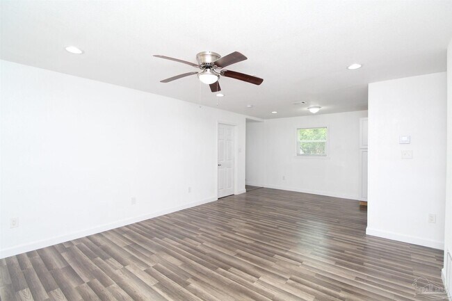 Foto del edificio - 6037 Syrcle Ave