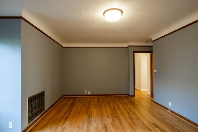 Foto del edificio - Great Vintage 2-Bed Between Hawthorne & Belmont!